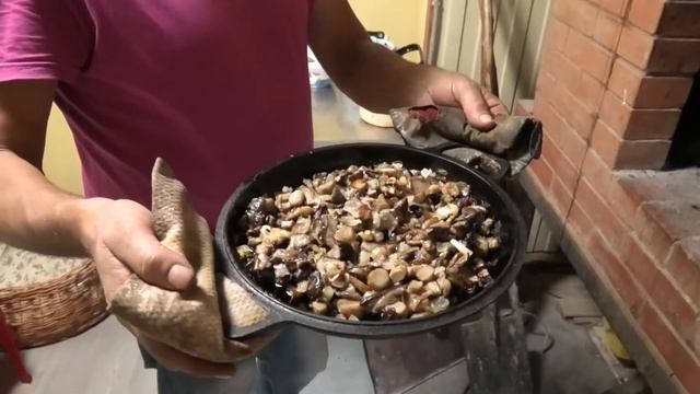 Грибы с картошечкой, приготовленные в Русской печи смотреть онлайн