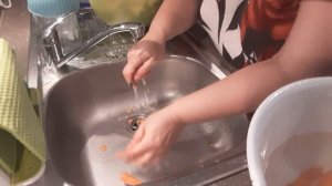 Как я чищу мелкую морковь