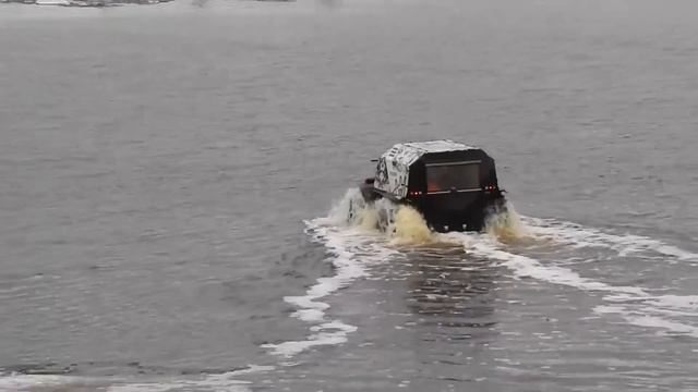 Вездеход "ШЕРП" выполняет санрейс во время ледохода. р.Вилюй, Якутия смотреть онлайн