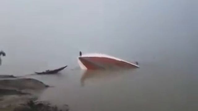 চোখের সামনে ডুবে গেল বিশাল লঞ্চ || Launch sank in the river смотреть онлайн