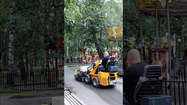 🎡 Мини-Погрузчик BAUMECH в парке | Бункерная щетка | Уборка территории