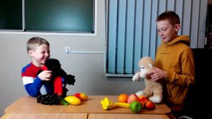 В процессе диалога по теме " Магазин фруктов" .