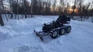 Самодельный гусеничный трактор, чистка снега