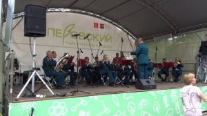 В парке культуры и отдыха Перовский играет военный духовой оркестр