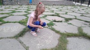 Яринка рисует цветными мелками на асфальте, рисунок рыбки, лайфхак