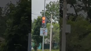 Светофор "сошел с ума" на оживленном перекрестке в Приморье