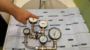 Манометр после гидроудара. Стрелка манометра сдвинулась на 3 бара . Показ гидроудара на манометре.