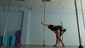 Разминка пол-дэнс. Элемент флаг на пилоне