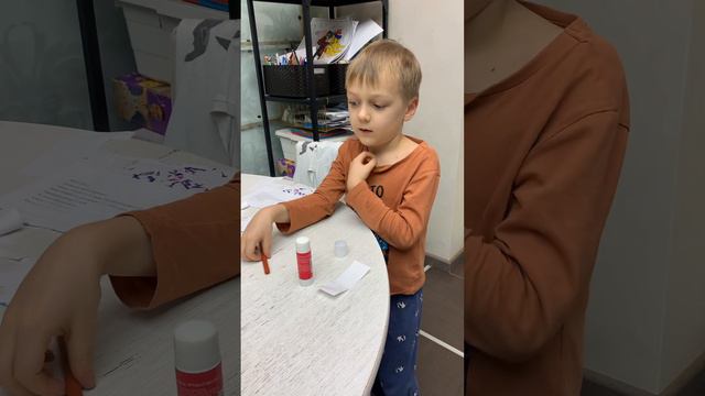 Лайфхак, как сделать клей карандаш видимым на бумаге.