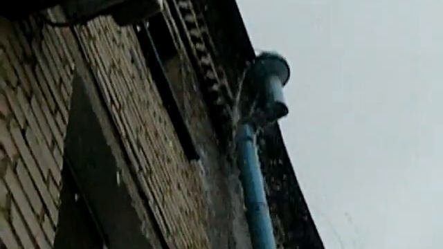 Дождик мимо водостока