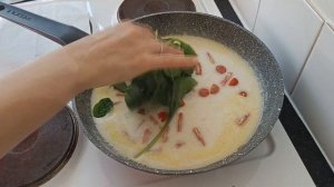 Лосось со шпинатом в кокосовом молоке