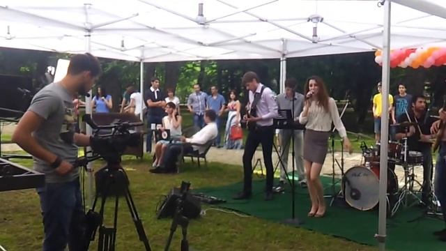 Владикавказ. День города 2014. Красивая певица в центральном парке. смотреть онлайн