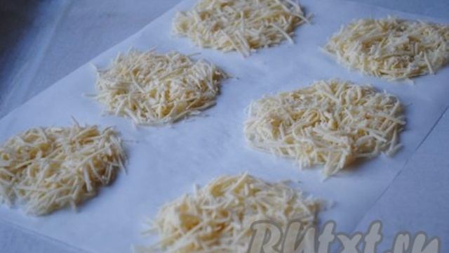Сырные чипсы в духовке