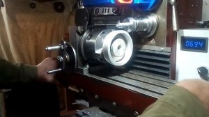 Режем зубчатый шкив для ремня.