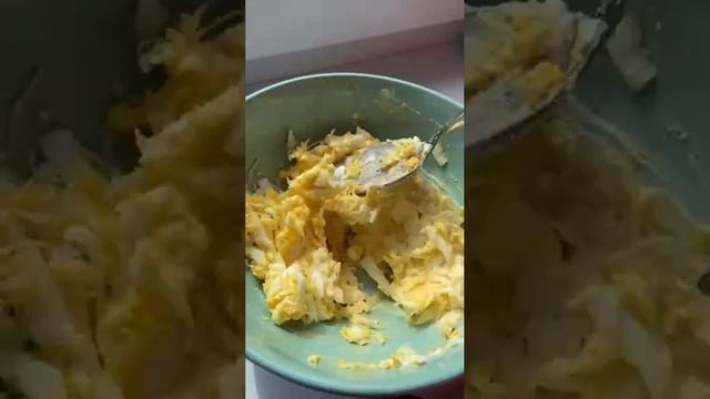 Курочка под шубкой?
Очень сочно и вкусно ?
⠀
Куриное филе отбить, сверху посыпать солью и перцем.