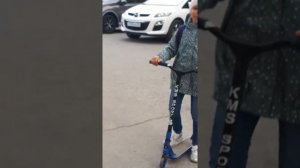Учимся кататься на самокате у Вики моей ассистентки