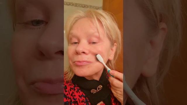 Кожа Как у Младенца Будет и в 70+/Солевой Массаж Зубной Щеткой #shorts смотреть онлайн