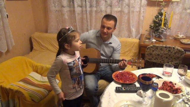 Ева поет " В лесу родилась ёлочка" под гитару на Новый Год смотреть онлайн