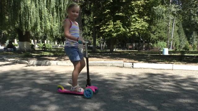 Учимся кататься на самокате! смотреть онлайн