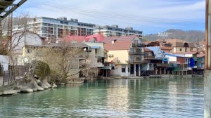 Домики у реки Западный Дагомыс. Впадает в Чёрное море. Лазеревский район, Сочи. 04.04.2024