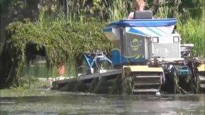 Трактор Амфибия для очистки водоема от водорослей и травы