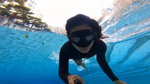 Underwater breathhold: bubble air out at the buttom of cold pool 1
