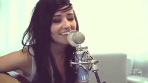 Красивая девушка нереально круто поёт под гитару красивую песню