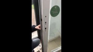 Замена личинки на входной двери магазина