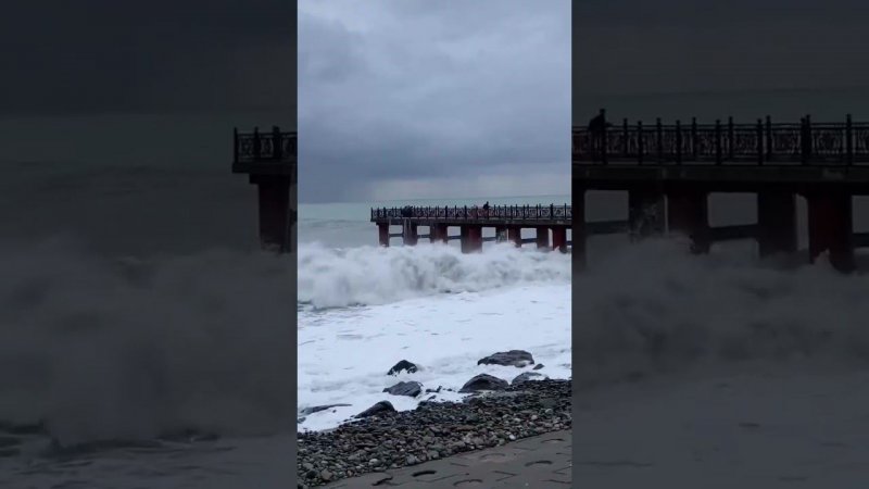 Где мозги?! Женщину с коляской чуть не смыло в море во время шторма в Адлере.  #сочи