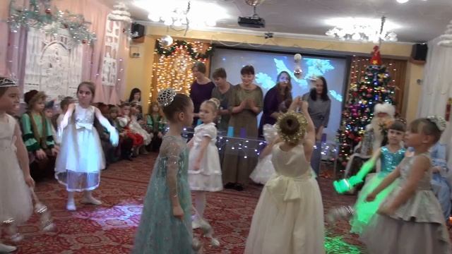 Новогодний танец "Хрустальный вальс".mp4 смотреть онлайн