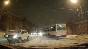 В Мурманске троллейбус занесло на спуске