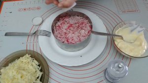 Летний слоеный салат с редисом и яйцом, заправленый майонезом