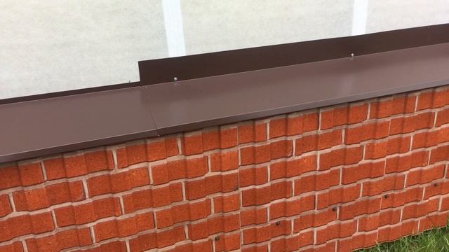 Комбинирование двух цветов сайдинга при отделке стен дома. Бразильская вишня и кедр.