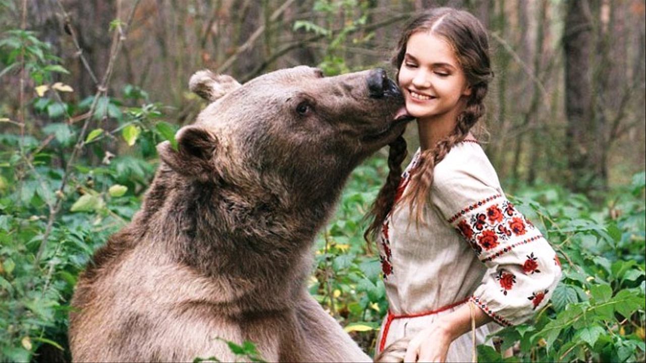 Почему русские дикие люди. Фотосессия с медведем. Русский медведь. Медведь и человек.