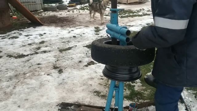 Self-made machine for tire repair.Самодельный станок для шиномонтажа.