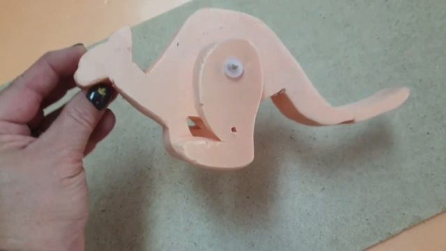 Поделки лобзиком. Шагающая игрушка КЕНГУРУ. смотреть онлайн