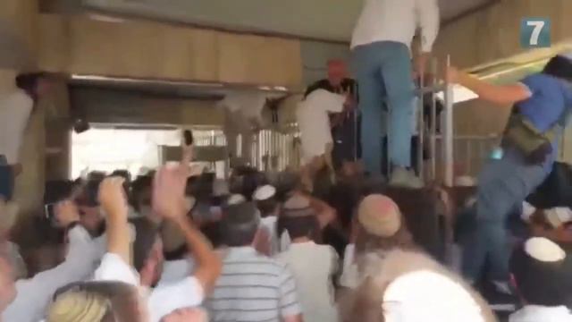 Ужас в пропускном пункте на дороге к мечети в Палестины😣🥺 смотреть онлайн