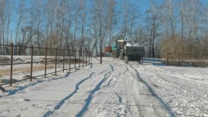 БТЗ-243,транспортные работы, с телегой 3птс-12,общий вес телеги- 18т, 250л.с,тянет,даже не чует.