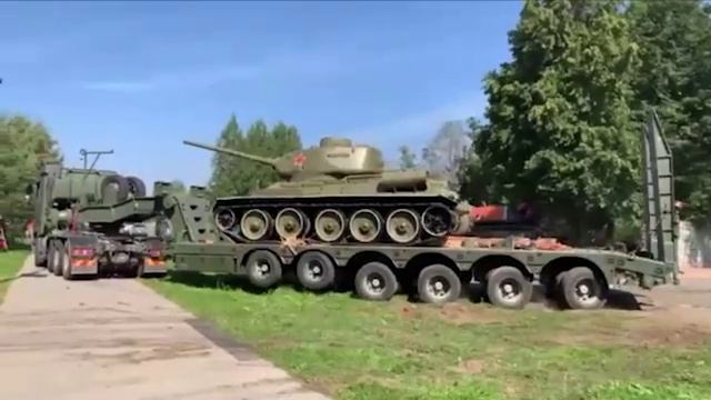 Кадры сноса советского танка Т-34 в Нарве