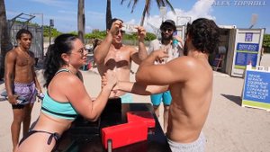 Ирина Гладкая VS мужиков на пляже в США АРМРЕСТЛИНГ 21