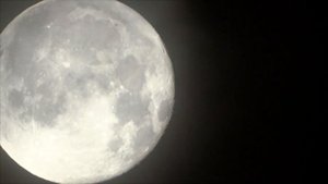 Съемка луны, в кадр случайно попали какие-то объекты. Moon