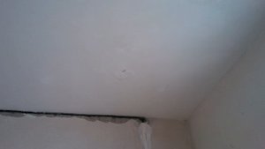 Соседи делают ремонт Не успел покрасить потолок
