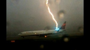 Молния ударила в самолёт