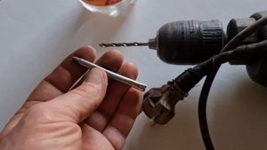 Как высверлить шуруп из стены.