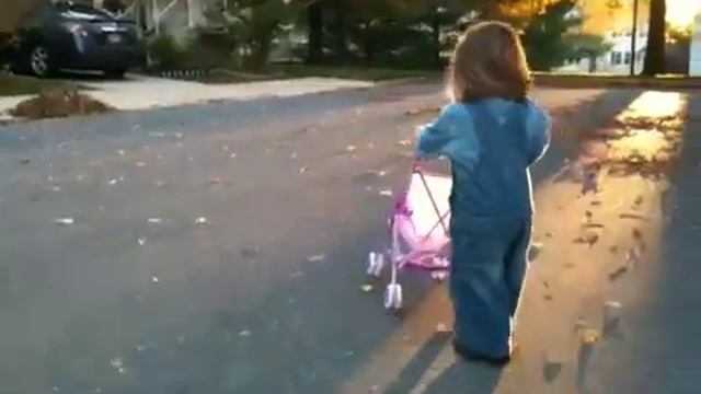 Фаддей на велосипеде, Маша с коляской смотреть онлайн