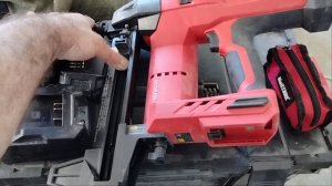 Аккумуляторный гвоздезабивной пистолет Nail Task. Плюсы и минусы.