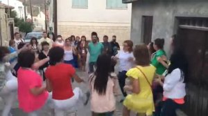 Путешествия онлайн предпринимателей - Танец Сертаки - уличное развлечение в Греции