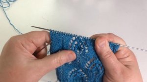 Ажурные подковы и волны из лицевой глади. Вязание спицами.