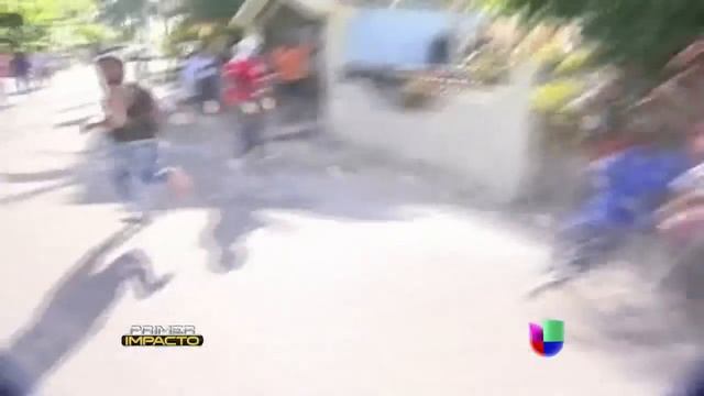 Inesperada reacción de un padre en el velorio de sus hijos en República Dominicana - Primer Impacto смотреть онлайн