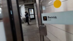 савёловская большой кольцевой линии выход номер семь сход верхний с крайнего эскалатора и лифт